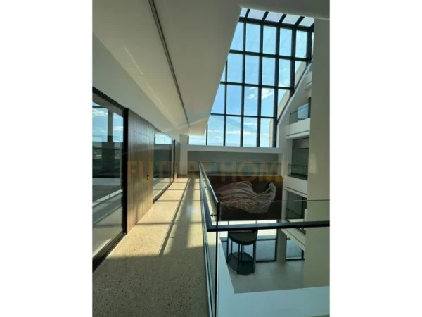 Tirane, jepet me qera ambjent biznesi Kati 0, 4.542 m² 30.000 € (Autostrada Tirane-Durres)