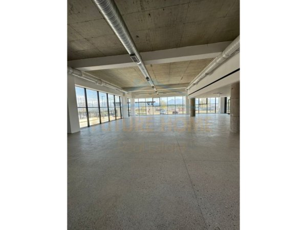 Tirane, jepet me qera ambjent biznesi Kati 0, 4.542 m² 30.000 € (Autostrada Tirane-Durres)