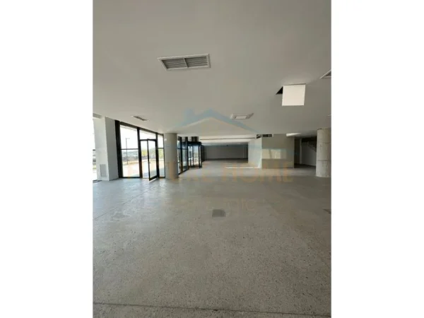 Tirane, jepet me qera ambjent biznesi Kati 0, 4.542 m² 30.000 € (Autostrada Tirane-Durres)