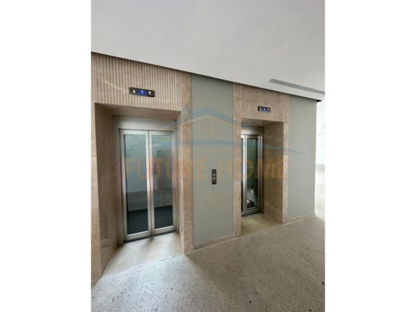 Tirane, jepet me qera ambjent biznesi Kati 0, 4.542 m² 30.000 € (Autostrada Tirane-Durres)
