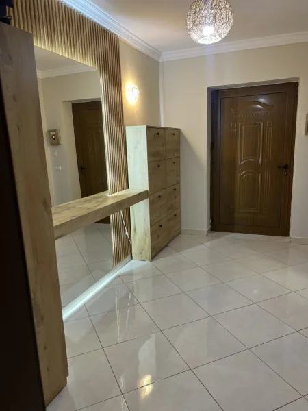 Tirane, jepet me qera apartament 1+1+Ballkon Kati 1, 70 m² 500 € (XHAMLLIKU)