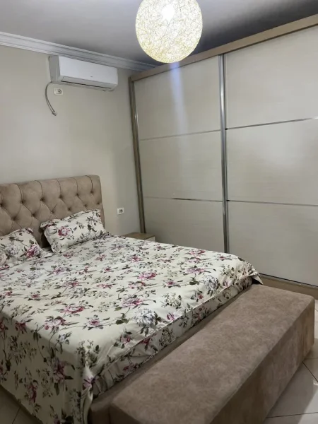 Tirane, jepet me qera apartament 1+1+Ballkon Kati 1, 70 m² 500 € (XHAMLLIKU)