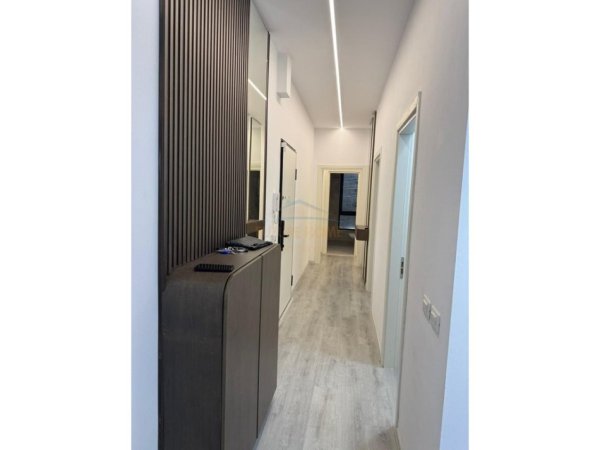 Tirane, jepet me qera apartament 2+1 Kati 1, 108 m² 850 € (ISH DOGANA)