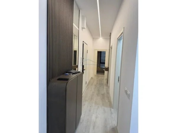 Tirane, jepet me qera apartament 2+1 Kati 1, 108 m² 850 € (ISH DOGANA)