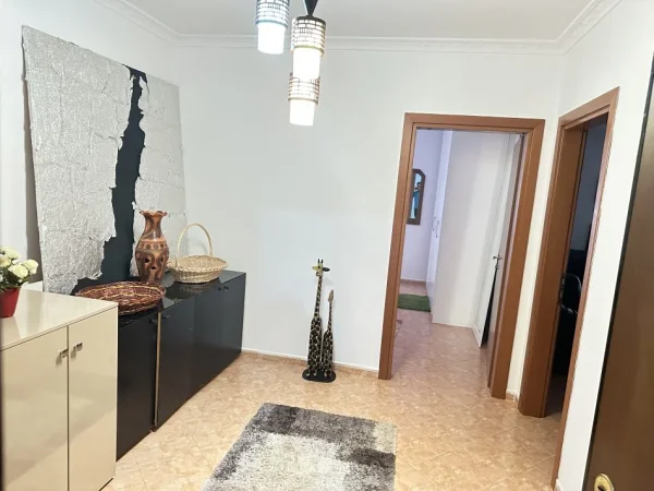 Tirane, jepet me qera apartament 2+1+Ballkon Kati 3, 115 m² 700 € (ZOGU I ZI)