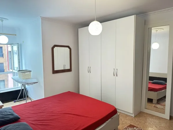Tirane, jepet me qera apartament 2+1+Ballkon Kati 3, 115 m² 700 € (ZOGU I ZI)