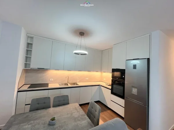 Tirane, jepet me qera apartament 2+1 Kati 3, 92 m² 850 € (riza cerova)