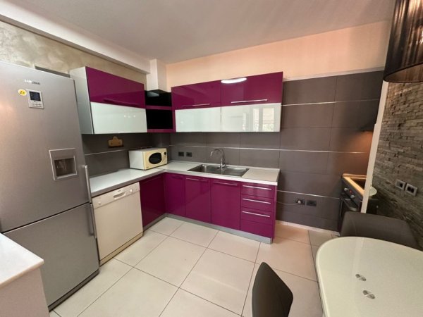 Tirane, jepet me qera apartament 3+1 Kati 4, 100 m² 800 € (pazari i ri)
