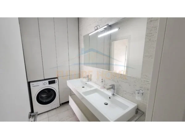 Tirane, jepet me qera apartament 2+1+Ballkon Kati 8, 90 m² 700 € (Kompleksi Kontakt)