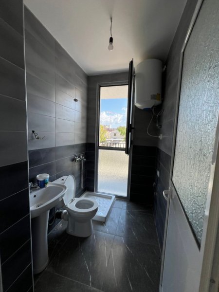 Tirane, jepet me qera apartament 2+1 Kati 1, 88 m² 430 € (5 maji) (VR111)