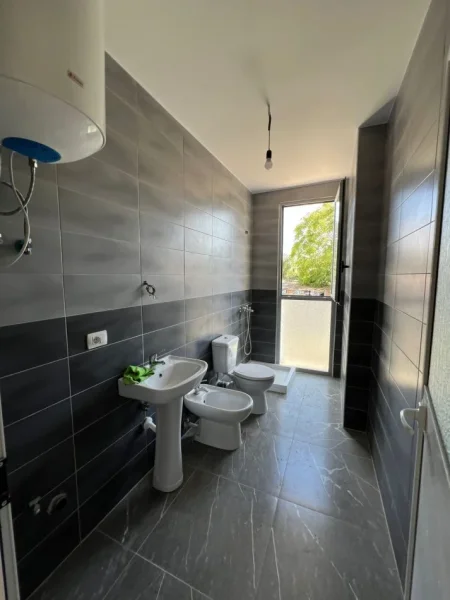 Tirane, jepet me qera apartament 2+1+Ballkon Kati 2, 88 m² 430 € (5 maji) (VR111)