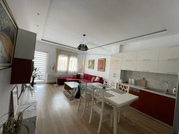 Tirane, jepet me qera apartament 2+1+Aneks+Ballkon Kati 3, 100 m² 750 € (liqeni i thate)