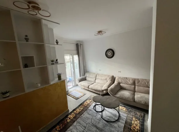 Durres, shes apartament 1+1+Ballkon Kati 1, 72 m² 89.000 € (SHITET APARTAMENT 1+1 ILIRIA DURRES • Siperfaqe neto 65m2+15mverand • Siperfaqe Tot. 72 m2 • Kati 1 Apartementi ndodhet ne nje pallat te vitit 2010 ne plazh shum prane detit. Lar...