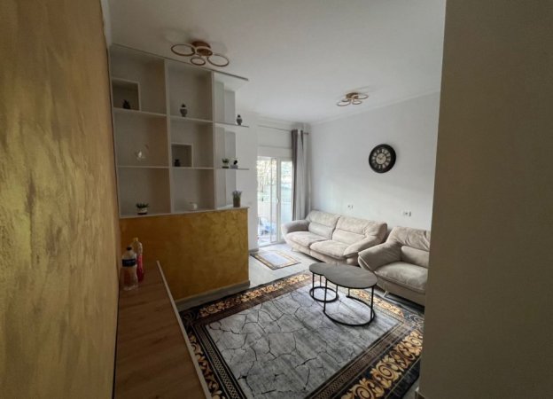 Durres, shes apartament 1+1+Ballkon Kati 1, 72 m² 89.000 € (SHITET APARTAMENT 1+1 ILIRIA DURRES • Siperfaqe neto 65m2+15mverand • Siperfaqe Tot. 72 m2 • Kati 1 Apartementi ndodhet ne nje pallat te vitit 2010 ne plazh shum prane detit. Lar...