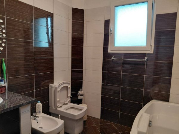 Elbasan, shes Vile 3 Katshe , 400 m² 300.000 € (Lagjia Emin Matraxhiu)