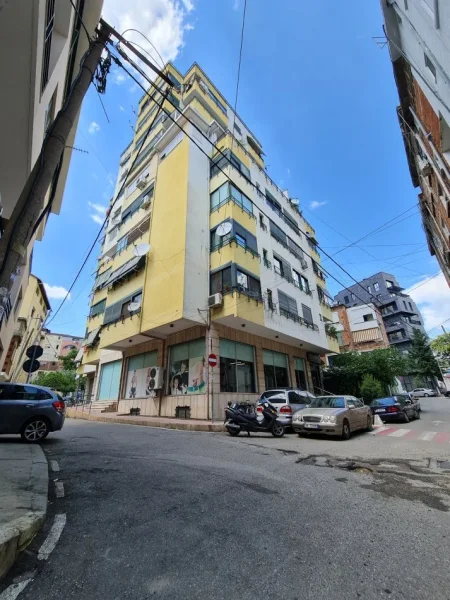 Tirane, jepet me qera apartament 2+1 Kati 1, 82 m² 65.000 Leke(Rruga Nobert Jokl, mbrapa Gjykates se Apelit.)