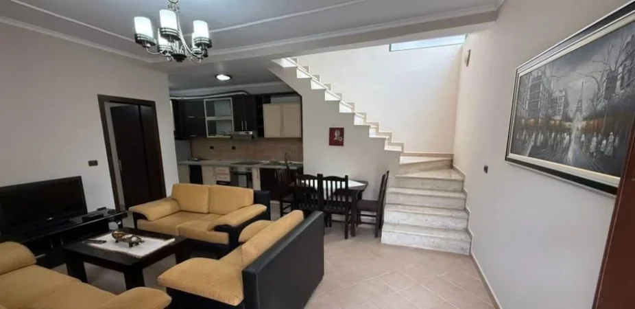 Tirane, jepet me qera Vile 4+1+Aneks+Ballkon Kati 0, 180 m² 600 € (Xhamllik prane Kastratit)