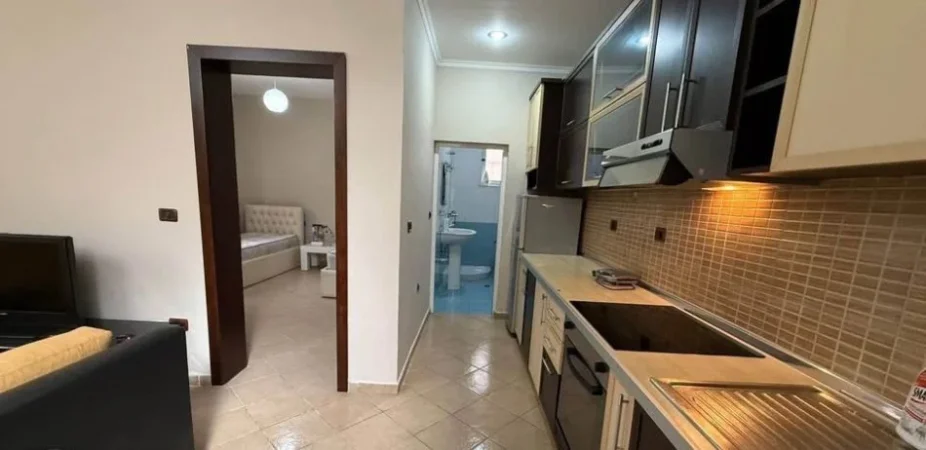 Tirane, jepet me qera Vile 4+1+Aneks+Ballkon Kati 0, 180 m² 600 € (Xhamllik prane Kastratit)