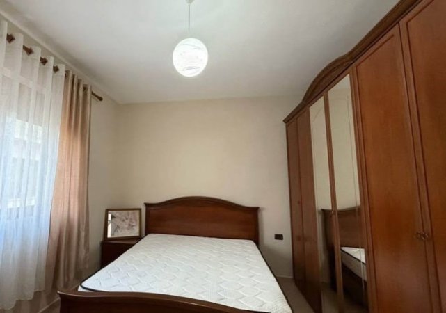Tirane, jepet me qera Vile 4+1+Aneks+Ballkon Kati 0, 180 m² 600 € (Xhamllik prane Kastratit)