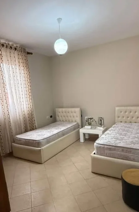 Tirane, jepet me qera Vile 4+1+Aneks+Ballkon Kati 0, 180 m² 600 € (Xhamllik prane Kastratit)