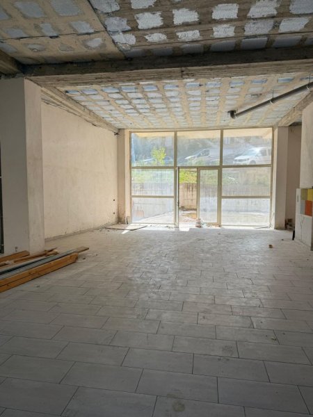 Tirane, jepet me qera ambjent biznesi Kati 0, 111 m² 600 € (Liqeni i Thate)