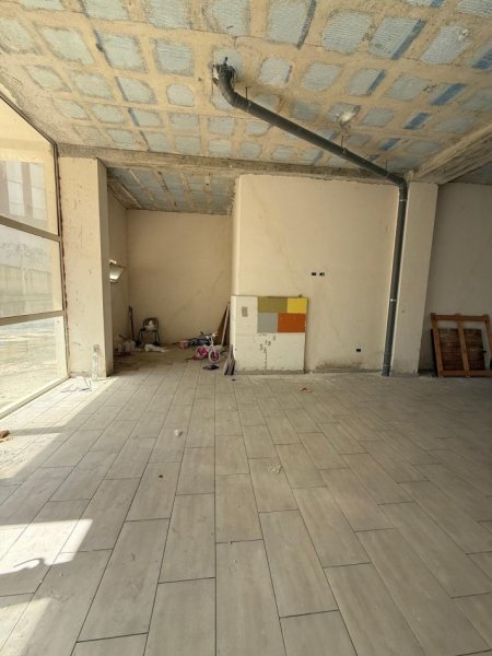 Tirane, jepet me qera ambjent biznesi Kati 0, 111 m² 600 € (Liqeni i Thate)