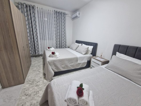 Tirane, jepet me qera shtepi 2+1+Ballkon Kati 1, 95 m² 600 € (Vasil Shanto, Pranë Shkollës, Rruga Kristo Floqi)