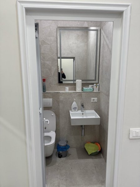Tirane, jepet me qera ambjent biznesi Kati 0, 37 m² 600 € (Rruga Jeronim De Rada prane qendres Toptani)