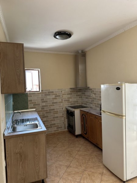 Tirane, jepet me qera apartament 1+1+Aneks+Ballkon Kati 3, 80 m² 420 € (Rruga 5 Maji)