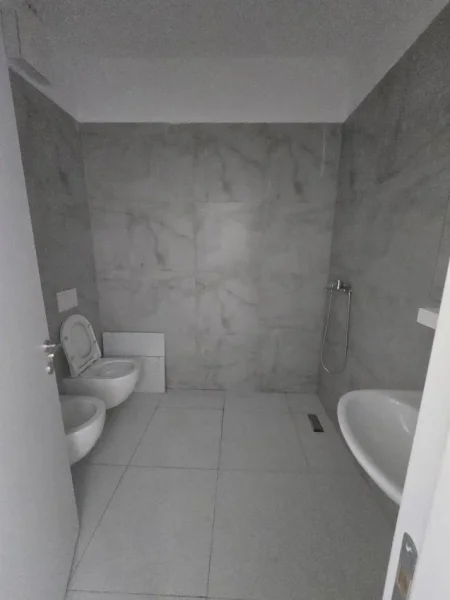 Tirane, jepet me qera apartament 1+1+Ballkon Kati 5, 60 m² 400 € (Tek Univers City)