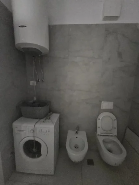 Tirane, jepet me qera apartament 1+1+Ballkon Kati 5, 60 m² 400 € (Tek Univers City)