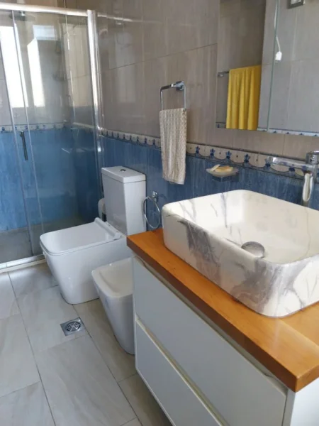 Tirane, jepet me qera apartament 2+1+Ballkon Kati 5, 85 m² 650 € (Rruga e Elbasanit)