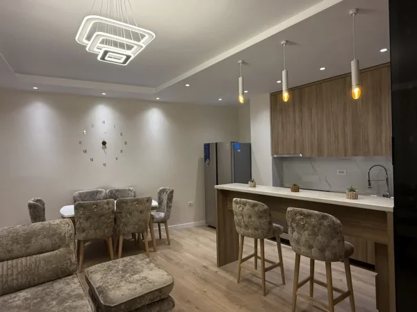 Tirane, jepet me qera apartament 2+1+Ballkon Kati 2, 150 m² 750 € (Liqeni I Thate)