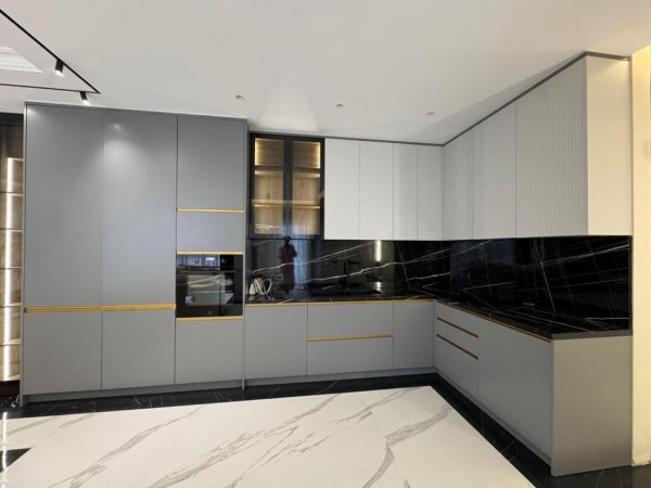 Tirane, shitet apartament 2+1+Ballkon Kati 5, 168 m² 420.000 € (Rezidenca Avid)