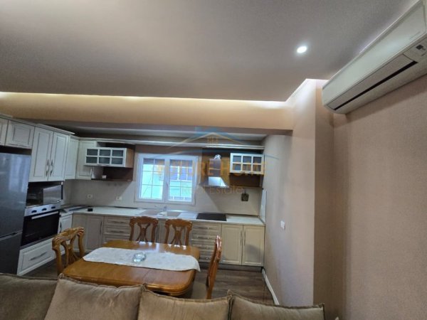 Tirane, jepet me qera apartament 2+1+Ballkon Kati 4, 107 m² 700 € (Rruga Dritan Hoxha)