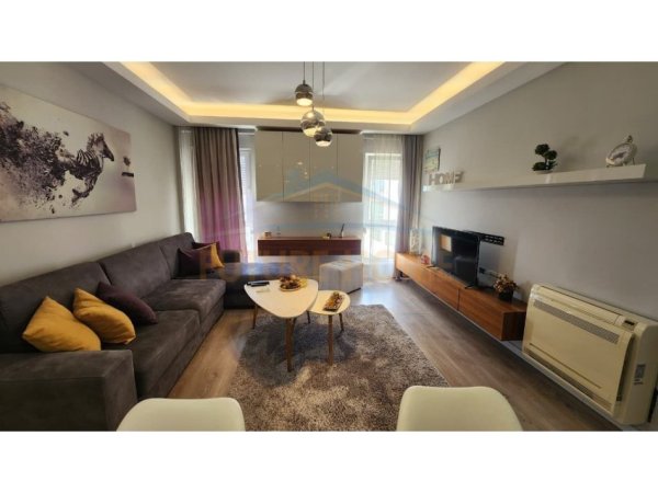 Tirane, jepet me qera apartament 2+1+Ballkon Kati 8, 90 m² 700 € (21 dhjetori)