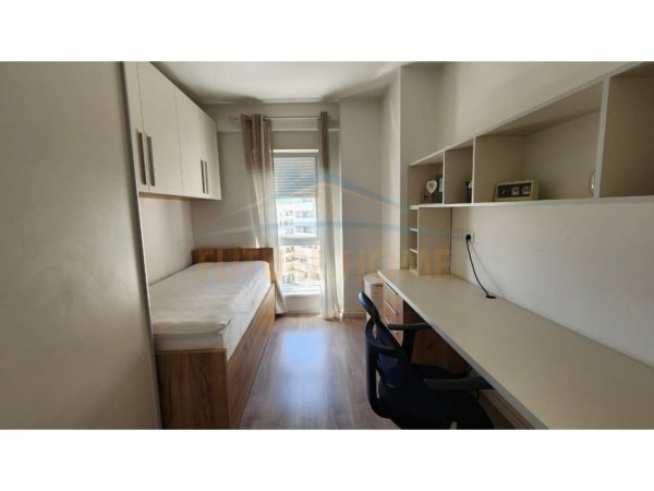 Tirane, jepet me qera apartament 2+1+Ballkon Kati 8, 90 m² 700 € (21 dhjetori)