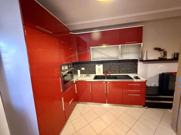 Tirane, jepet me qera apartament 1+1+Ballkon Kati 1, 57 m² 600 € (Shkolla Partizani)