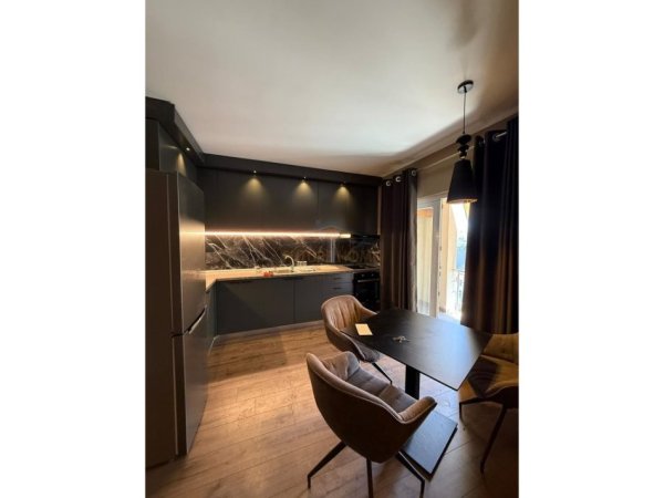 Tirane, jepet me qera apartament 2+1+Ballkon Kati 6, 115 m² 750 € (Rruga Dritan Hoxha)