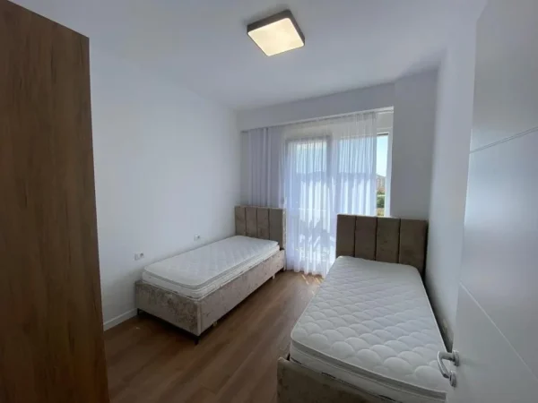 Tirane, jepet me qera apartament 2+1+Ballkon Kati 4, 100 m² 800 € (Grand Park Residence)
