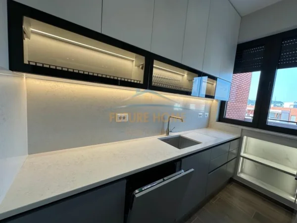 Tirane, jepet me qera apartament 2+1+Ballkon Kati 8, 117 m² 1.500 € (Kompleksi Delijorgji)