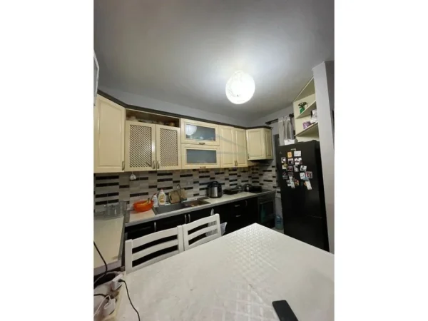 Tirane, jepet me qera apartament 2+1+Ballkon Kati 3, 96 m² 500 € (Yzberisht, prane Eco Market)