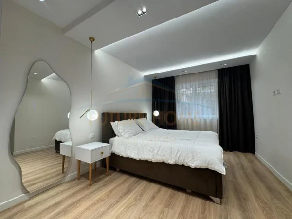 Tirane, jepet me qera apartament 2+1+Ballkon Kati 1, 93 m² 1.000 € (Rruga Bardhok Biba)