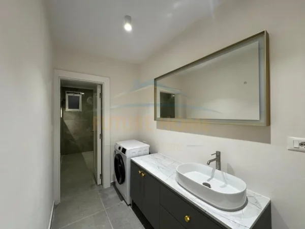 Tirane, jepet me qera apartament 2+1+Ballkon Kati 1, 93 m² 1.000 € (Rruga Bardhok Biba)