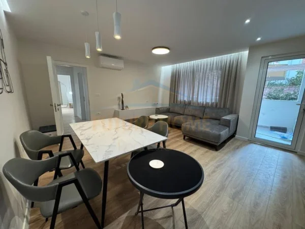 Tirane, jepet me qera apartament 2+1+Ballkon Kati 1, 93 m² 1.000 € (Rruga Bardhok Biba)