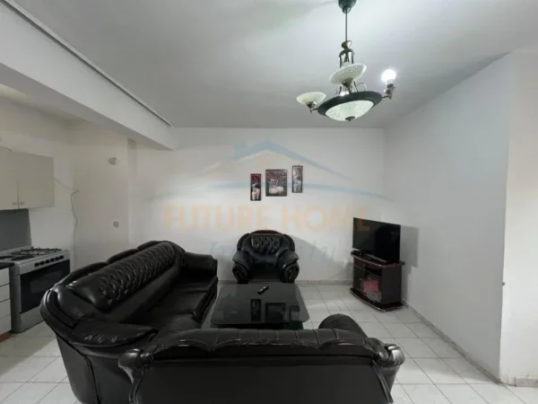 Tirane, jepet me qera apartament 2+1+Ballkon Kati 2, 110 m² 450 € (Rruga Riza Cerova, Pazari i Ri)