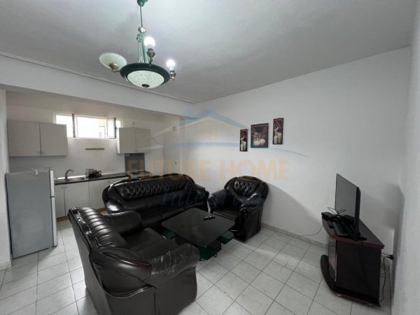 Tirane, jepet me qera apartament 2+1+Ballkon Kati 2, 110 m² 450 € (Rruga Riza Cerova, Pazari i Ri)
