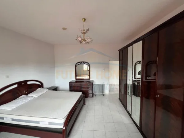 Tirane, jepet me qera apartament 2+1+Ballkon Kati 2, 110 m² 450 € (Rruga Riza Cerova, Pazari i Ri)