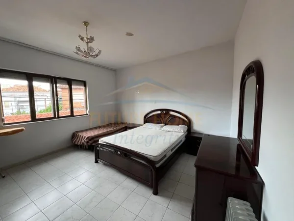 Tirane, jepet me qera apartament 2+1+Ballkon Kati 2, 110 m² 450 € (Rruga Riza Cerova, Pazari i Ri)