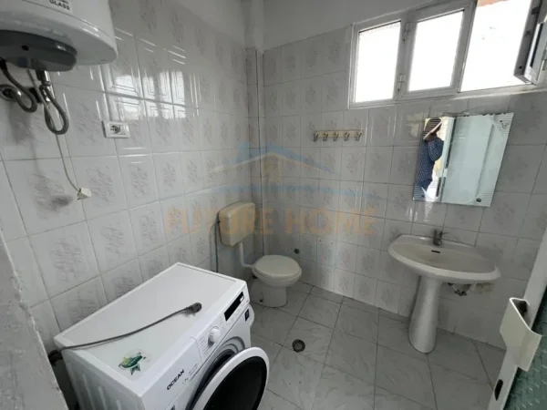 Tirane, jepet me qera apartament 2+1+Ballkon Kati 2, 110 m² 450 € (Rruga Riza Cerova, Pazari i Ri)